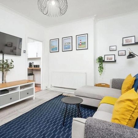 City Centre 2 Bedroom Apt - Free Parking - Wifi - Smart Tv Плаймаут Экстерьер фото