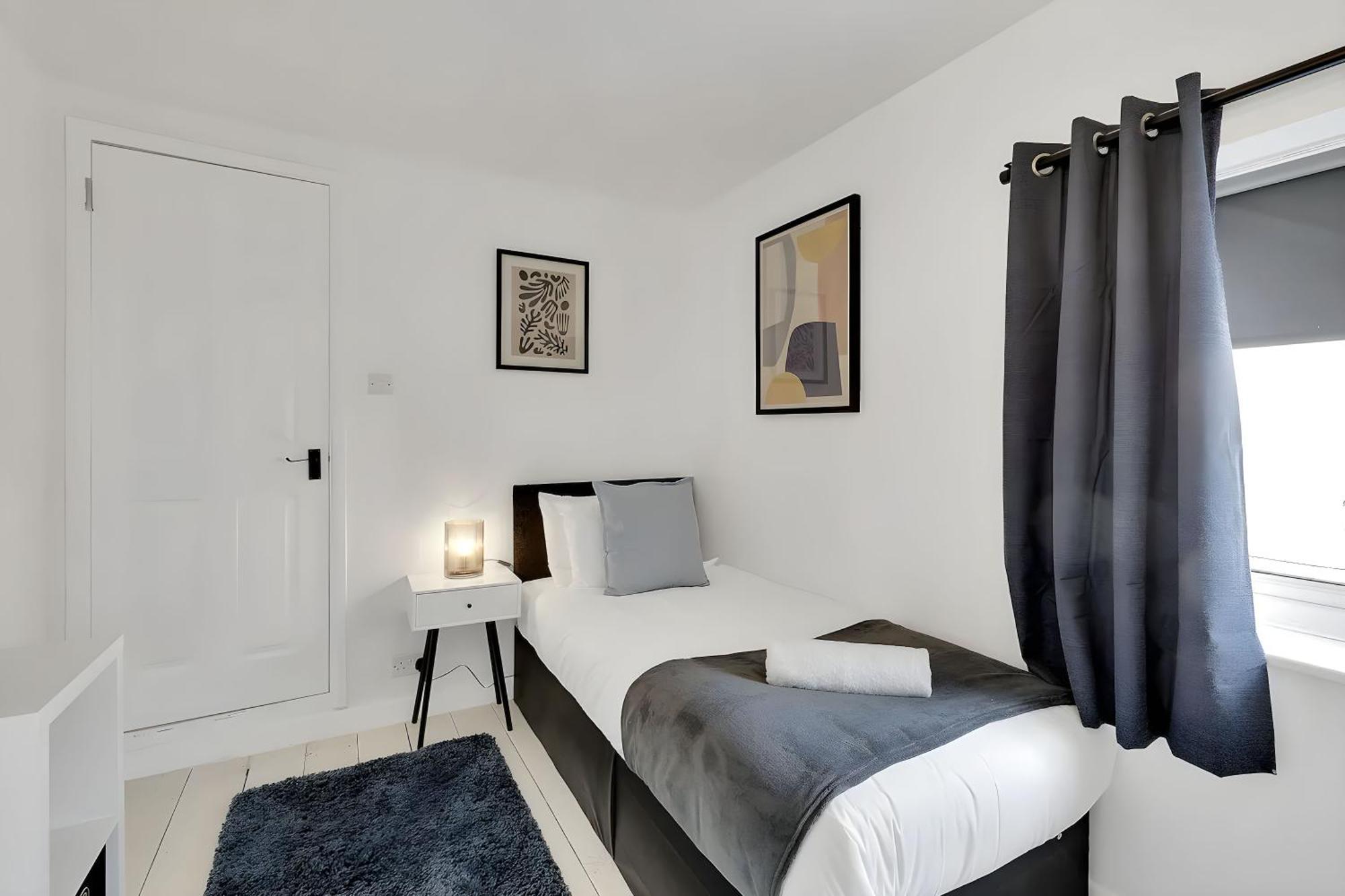 City Centre 2 Bedroom Apt - Free Parking - Wifi - Smart Tv Плаймаут Экстерьер фото